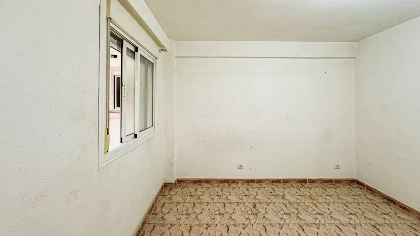 Spacious 2-Bedroom Apartment with Terrace in Almería City - Image 1