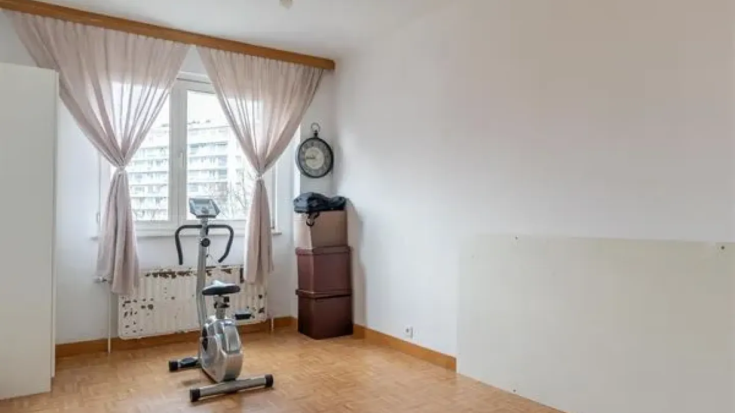 Spacious Anderlecht Apartment with Ponds Views & Garage Box - Image 1