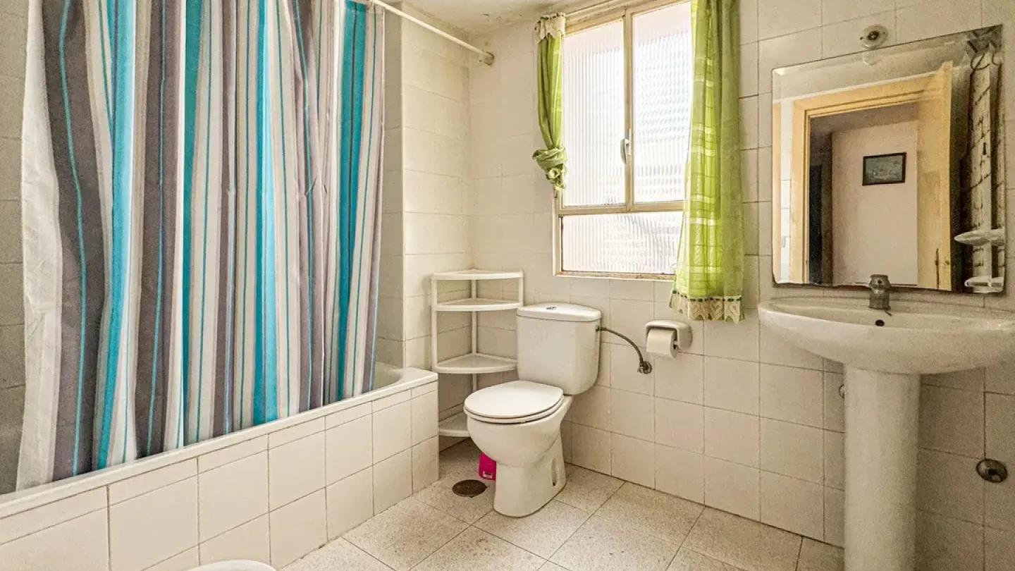 Spacious 4-Bedroom Apartment with Garage in Almería, Spain - Image 4