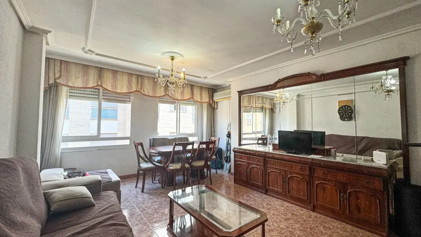 Spacious 4 Bedroom Apartment with Garage in Almería, Spain - Image 5