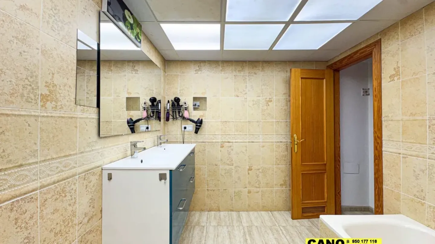 Spacious 4-Bedroom Triplex Apartment in El Ejido, Spain - Image 3