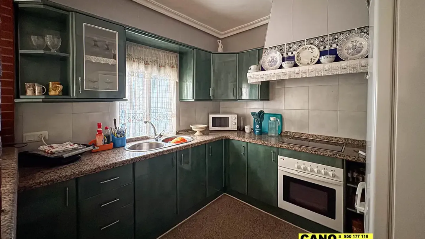 Spacious 4-Bedroom House in Viator with Porch and Garden for Sale - Image 4