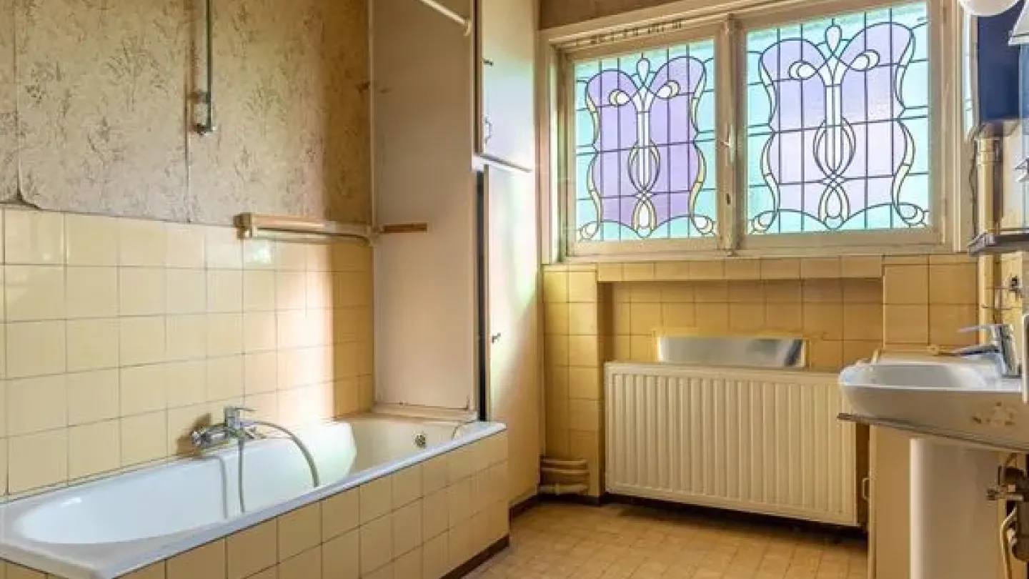 Spacious Royal Uccle Home: Renovation Opportunity with High Potential - Image 1
