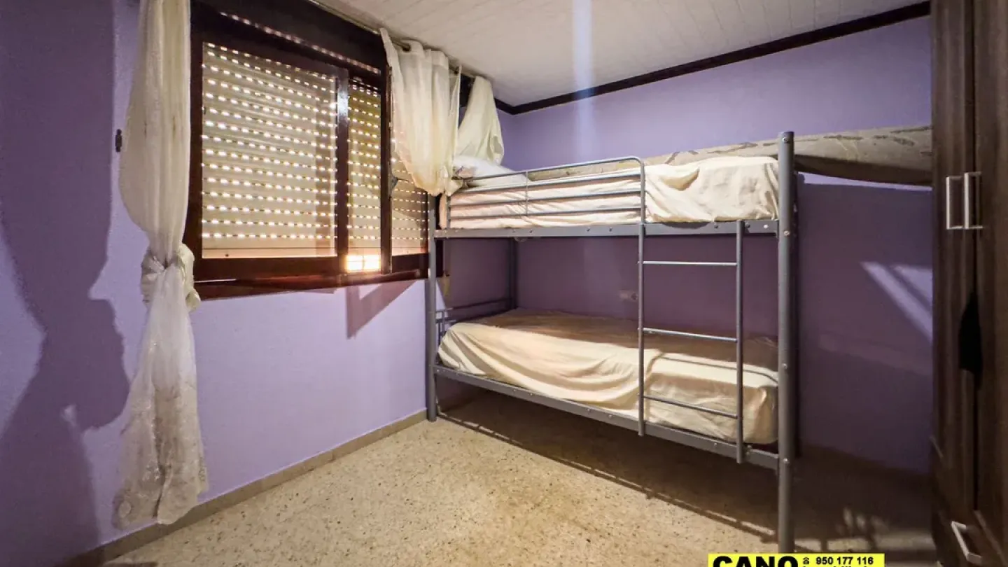 Spacious 4-Bedroom Apartment in Sunny Roquetas de Mar, Spain - Image 2