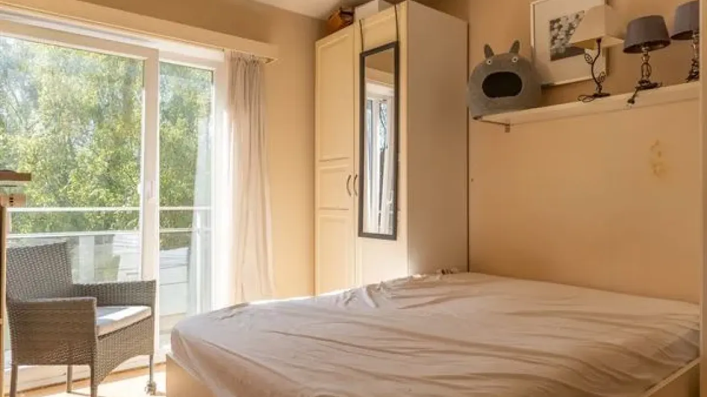 Bright Terrace Apartment in Uccle, Near Bois de la Cambre – 39m2 - Image 1