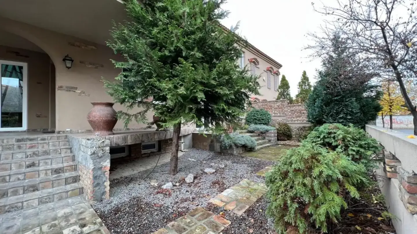 Spacious House in Voždovac with Garage and Three Bedrooms - Image 2