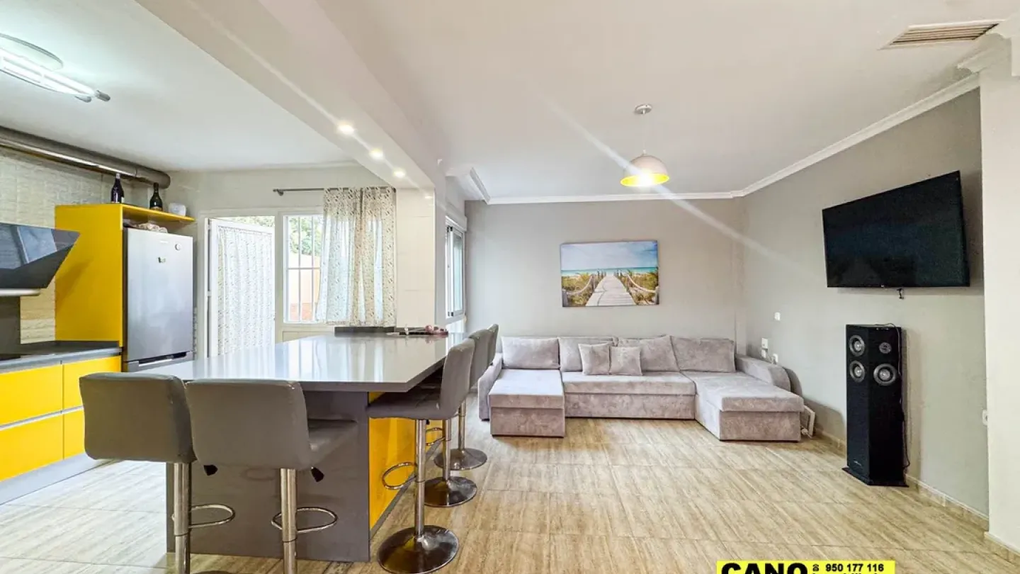 Spacious 4-Bedroom Triplex Apartment in El Ejido, Spain - Image 1