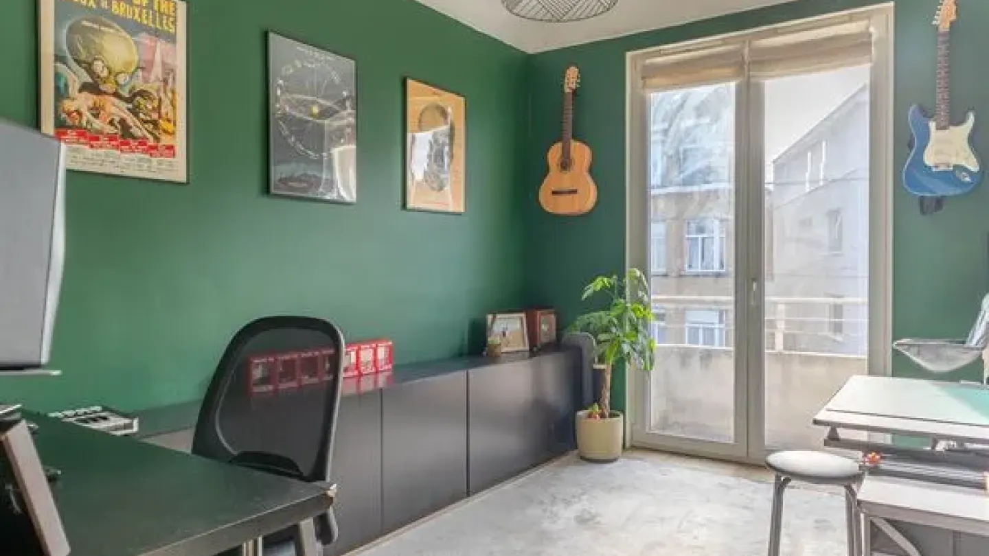 Spacious 3-Bedroom Apartment in Ukkel – Low Charges, Bright & Ready! - Image 3