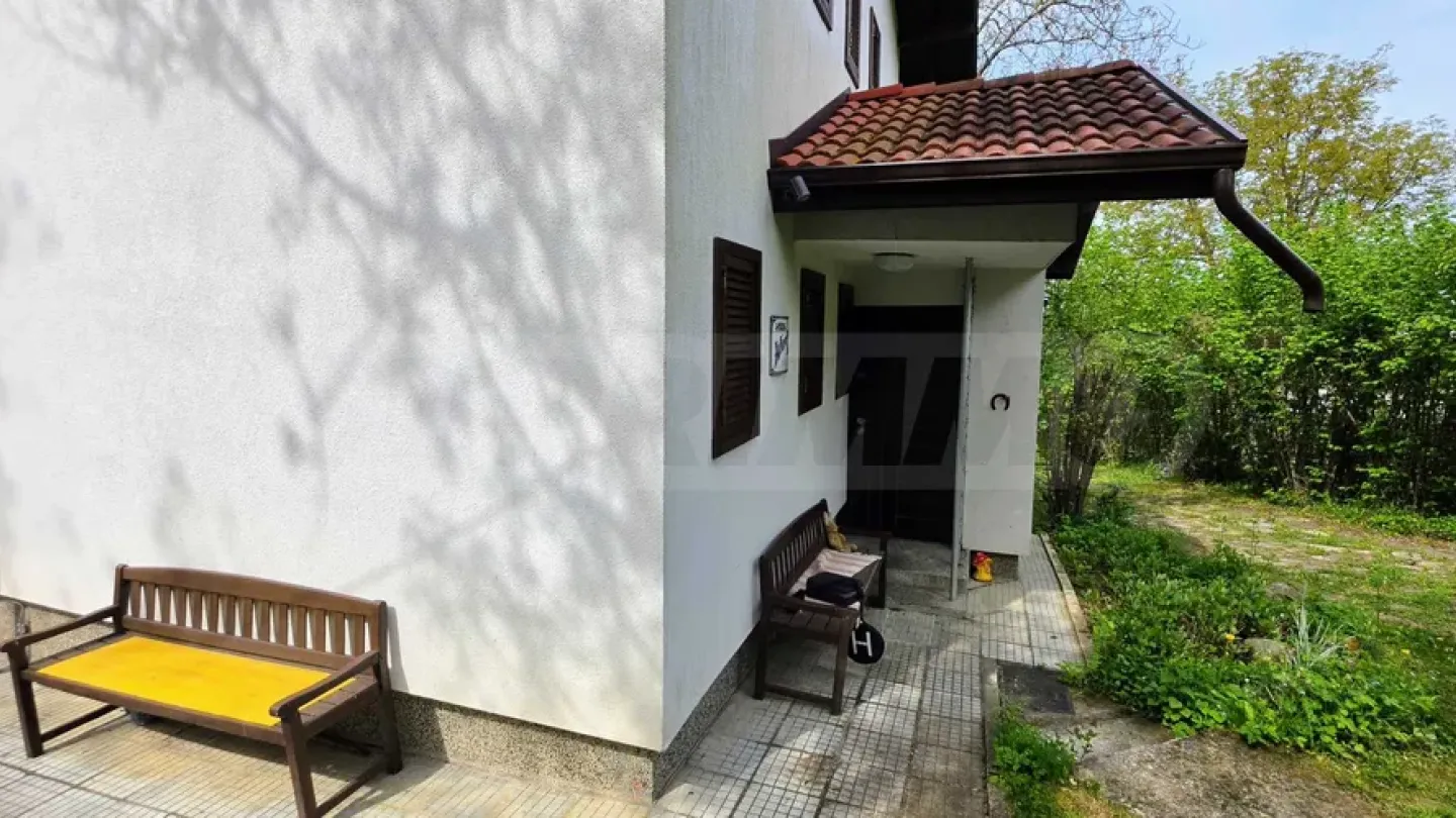 Panoramic Mountain Retreat: Spacious House with Lush Garden in Apriltsi - Image 3