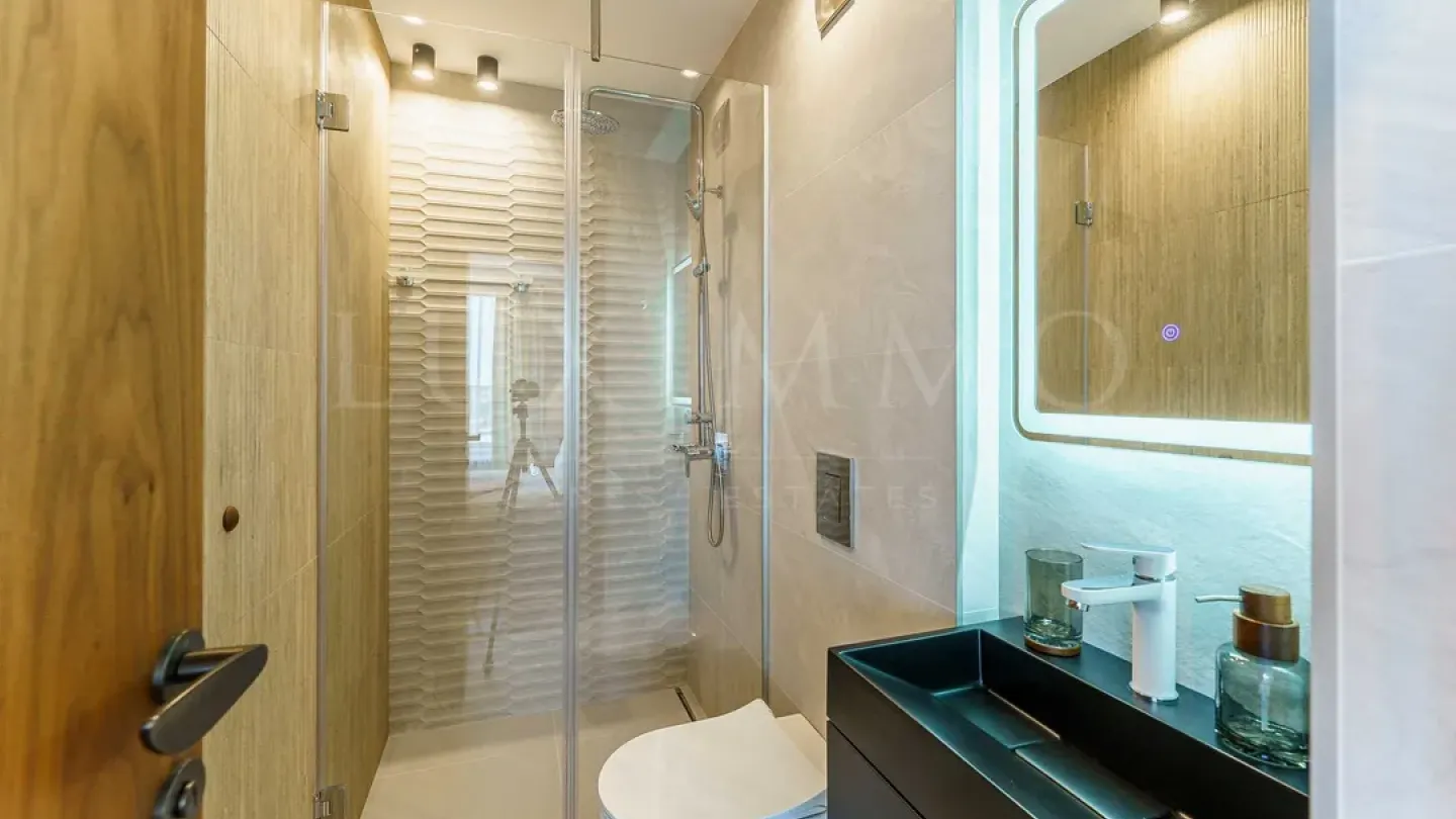 Luxury Maisonette with Mountain Views &amp; Two Parking Spaces - Image 5