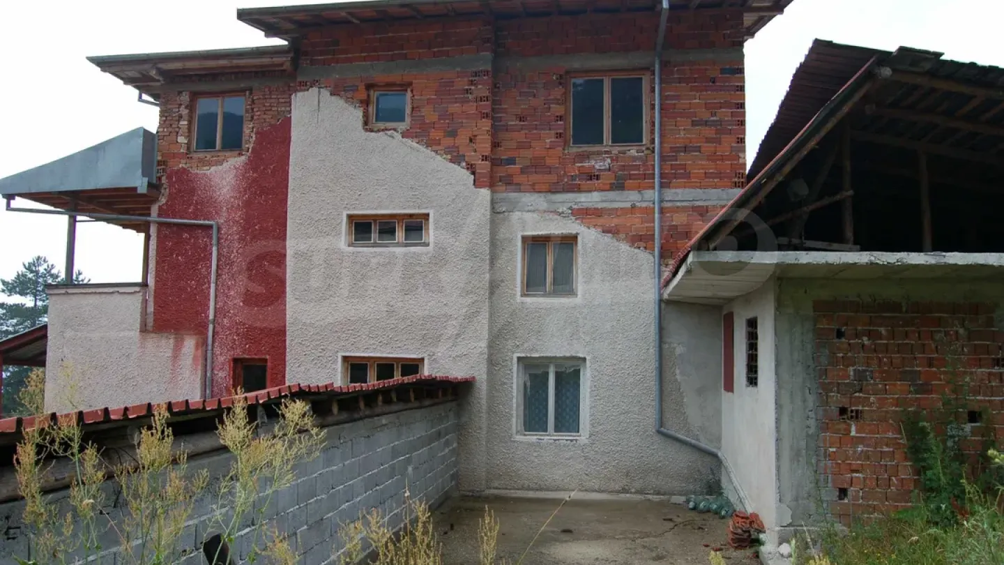 Spacious House with Mineral Water Potential in Pirin Mountains - Image 3