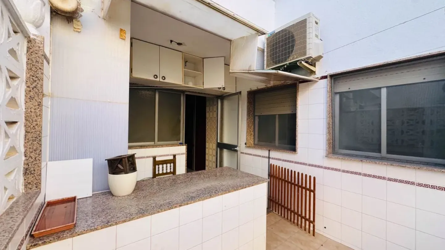 Spacious 4-Bedroom Apartment with Terrace in Almería, Spain - Image 3