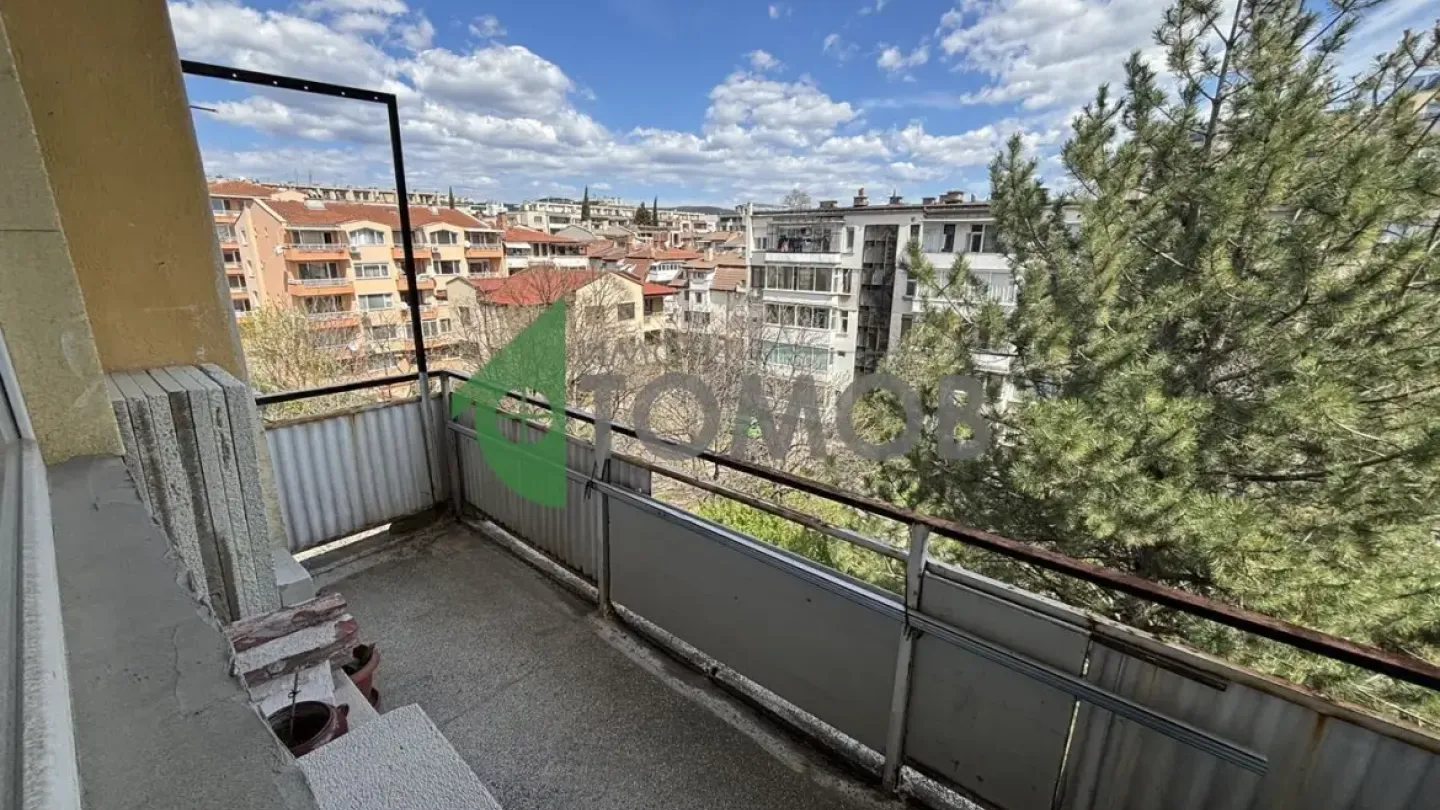 Spacious 3-Bedroom Apartment with Box in Stara Zagora - Image 2