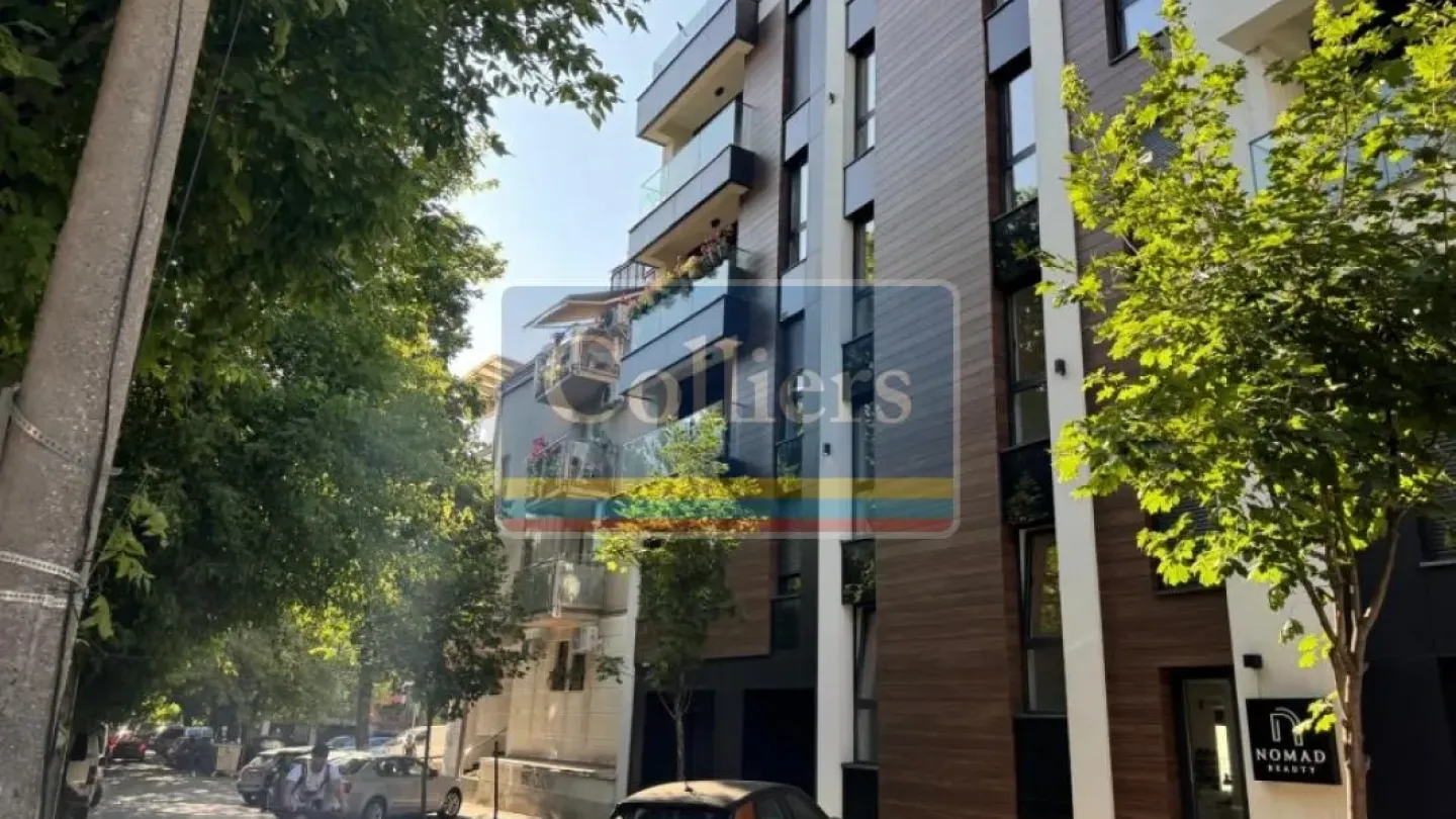 Spacious Four-Bedroom Apartment with Three Terraces and Garage in Vračar - Image 2