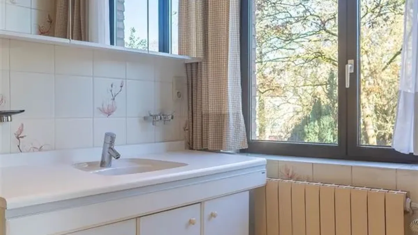 Spacious 3-Bedroom Apartment in Ukkel with Elevator & Parking - Image 3