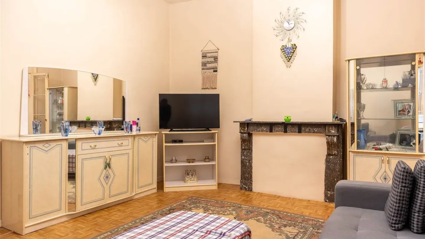 Spacious 2-Bed Apartment in Schaarbeek's Botanique/Sainte-Marie District - Image 2