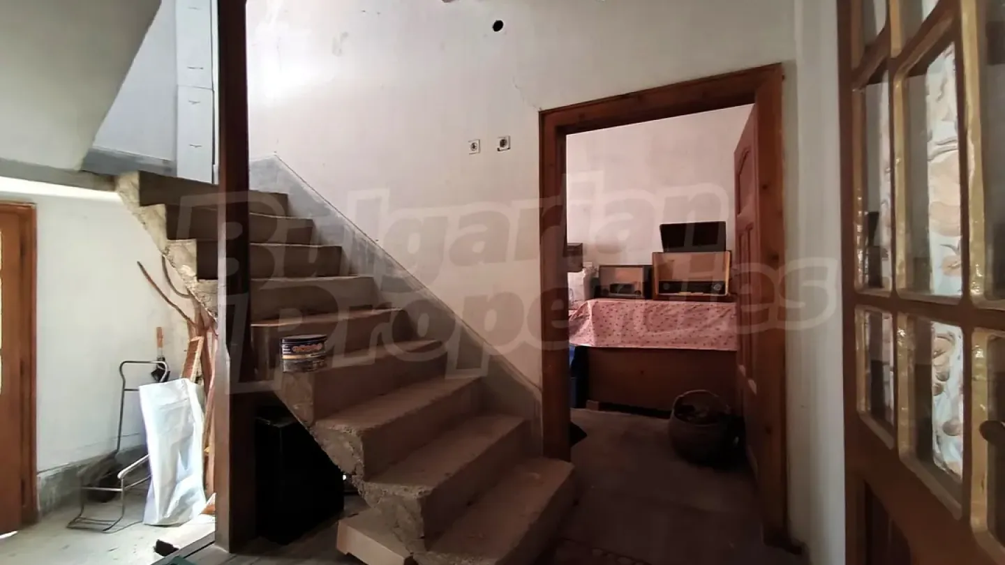 Oreshak Village: Spacious House with Garden – Investment Opportunity - Image 5