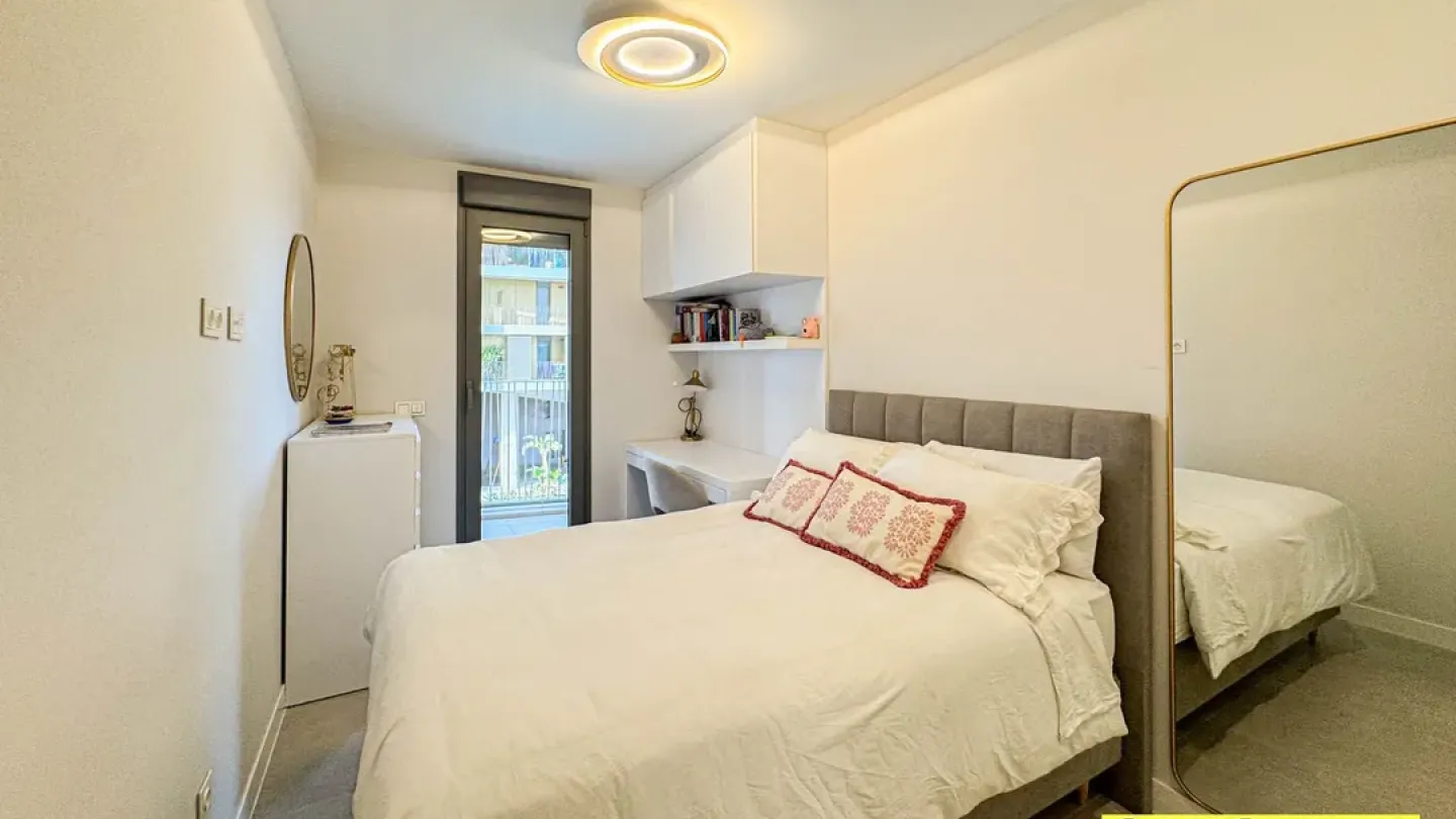 Stylish 3-Bedroom Apartment with Garage & Storage in Almería - Image 2