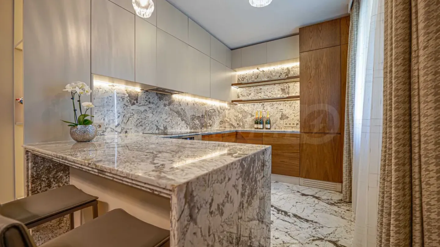 Luxury Designer Apartment on Soborna Blvd - Image 4