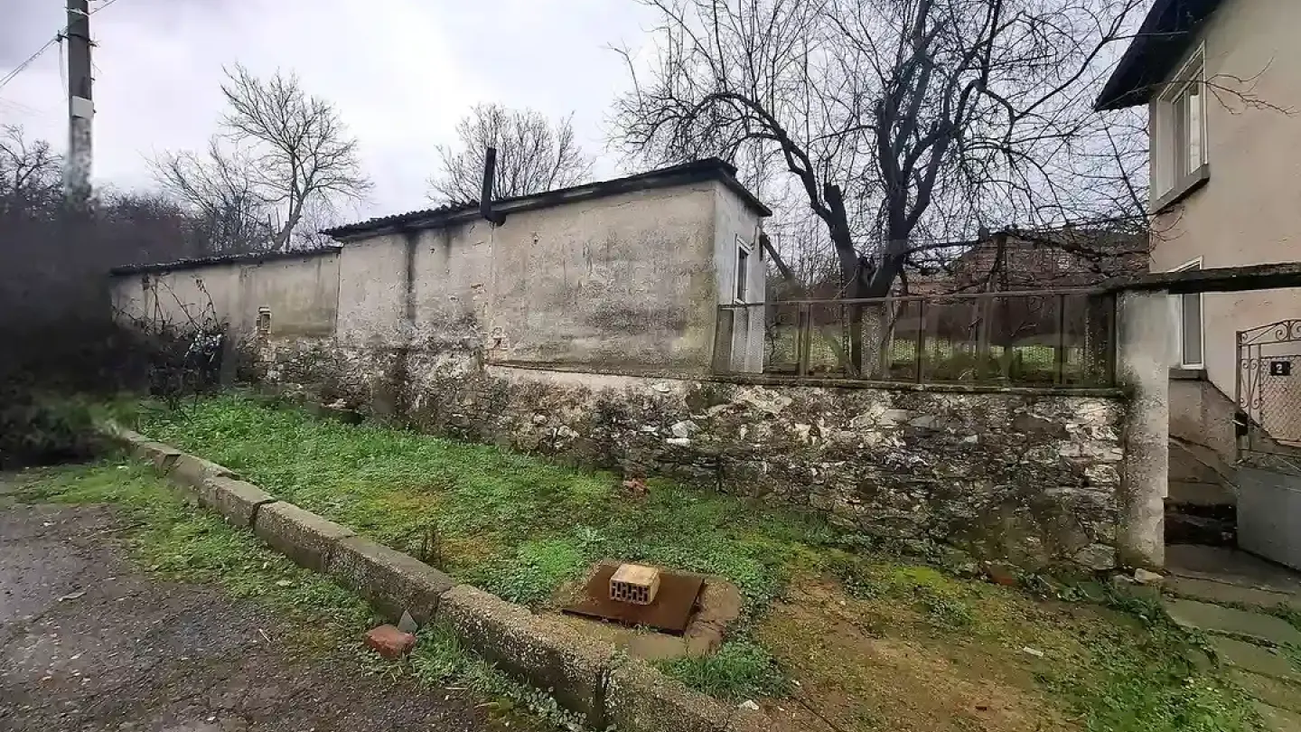 Spacious House with Former Shop in Peaceful Melnitsa Village - Image 4