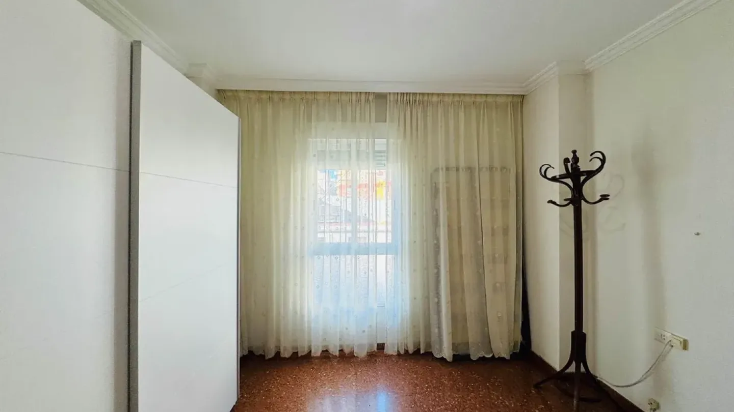 Spacious 4-Bedroom Apartment with Terrace in Almería, Spain - Image 1