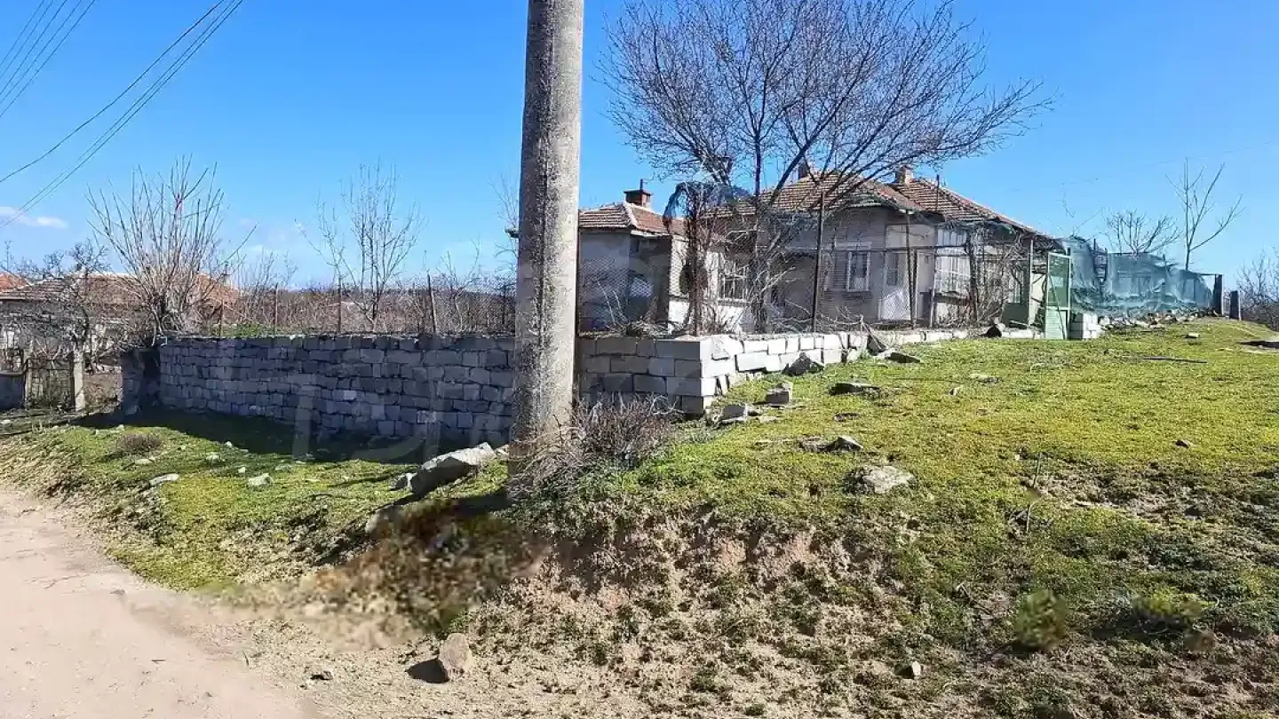 Spacious House with Garden, Well &amp; Building Near Elhovo - Image 1