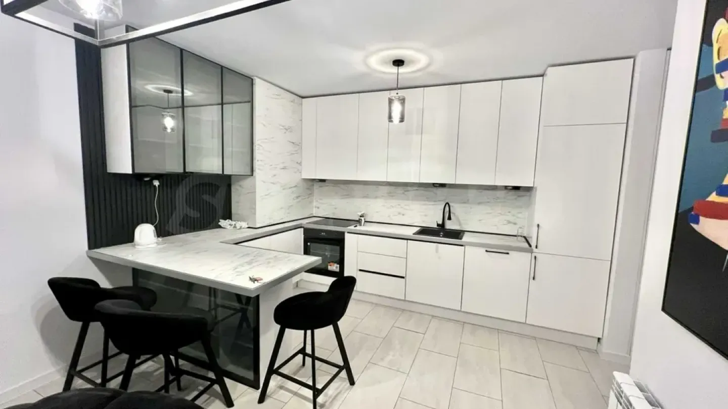 Elegant Three-Bedroom Apartment with Stunning Garden Terrace - Image 1