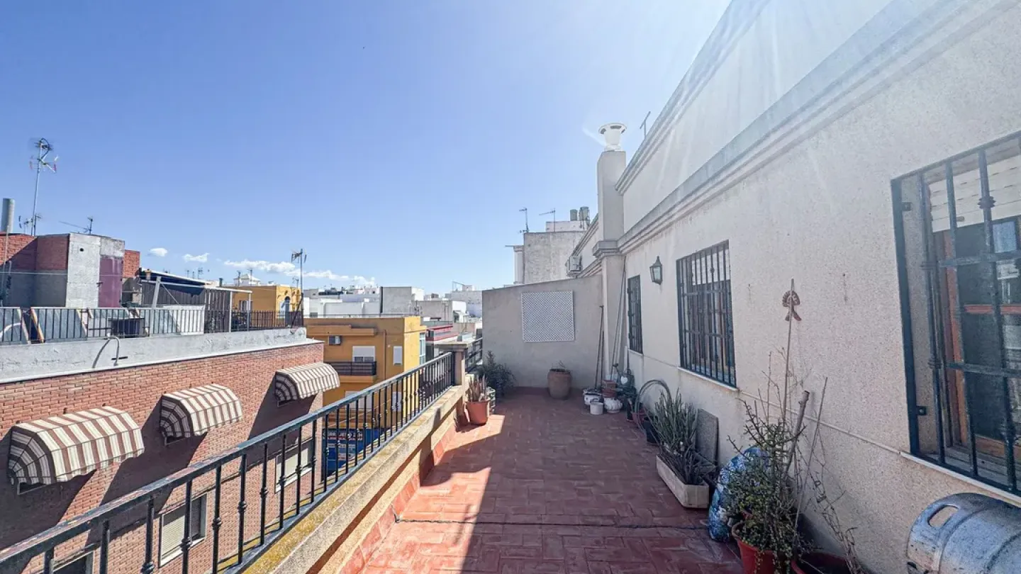 Spacious 4-Bedroom Apartment with Terrace - Los Molinos, Almería - Image 2