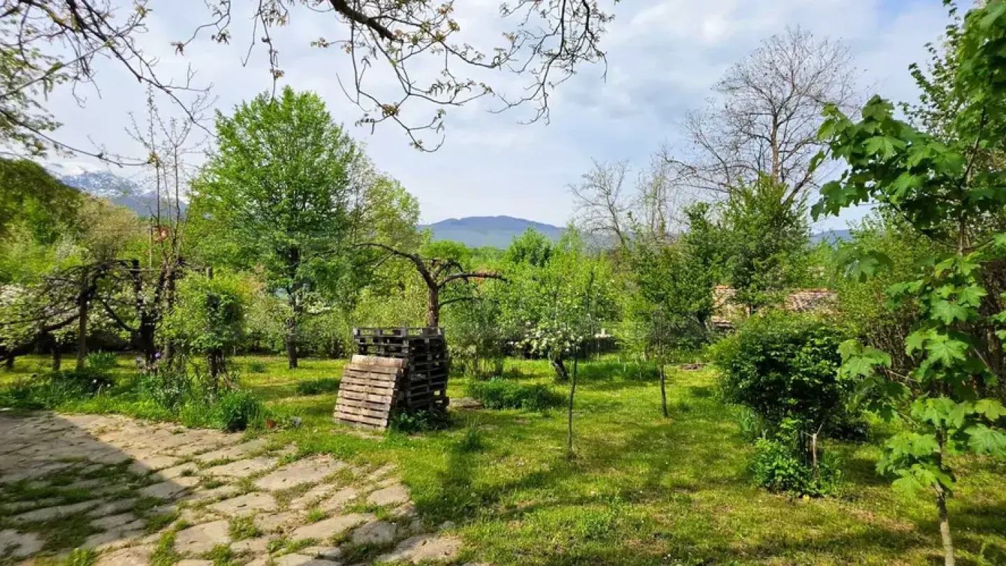Panoramic Mountain Retreat: Spacious House with Lush Garden in Apriltsi - Image 2