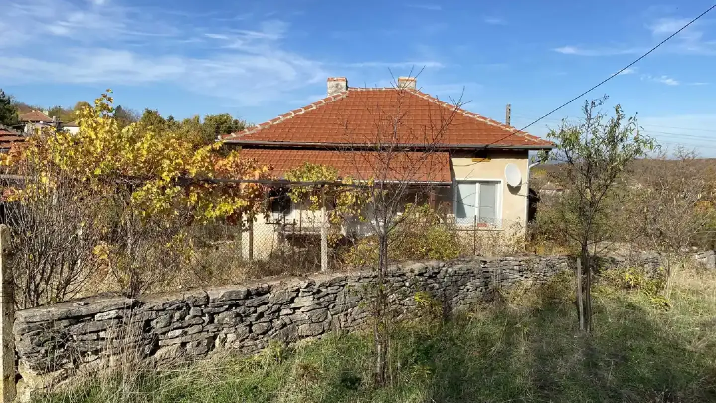 Spacious House with Large Garden in Granitovo - Image 1