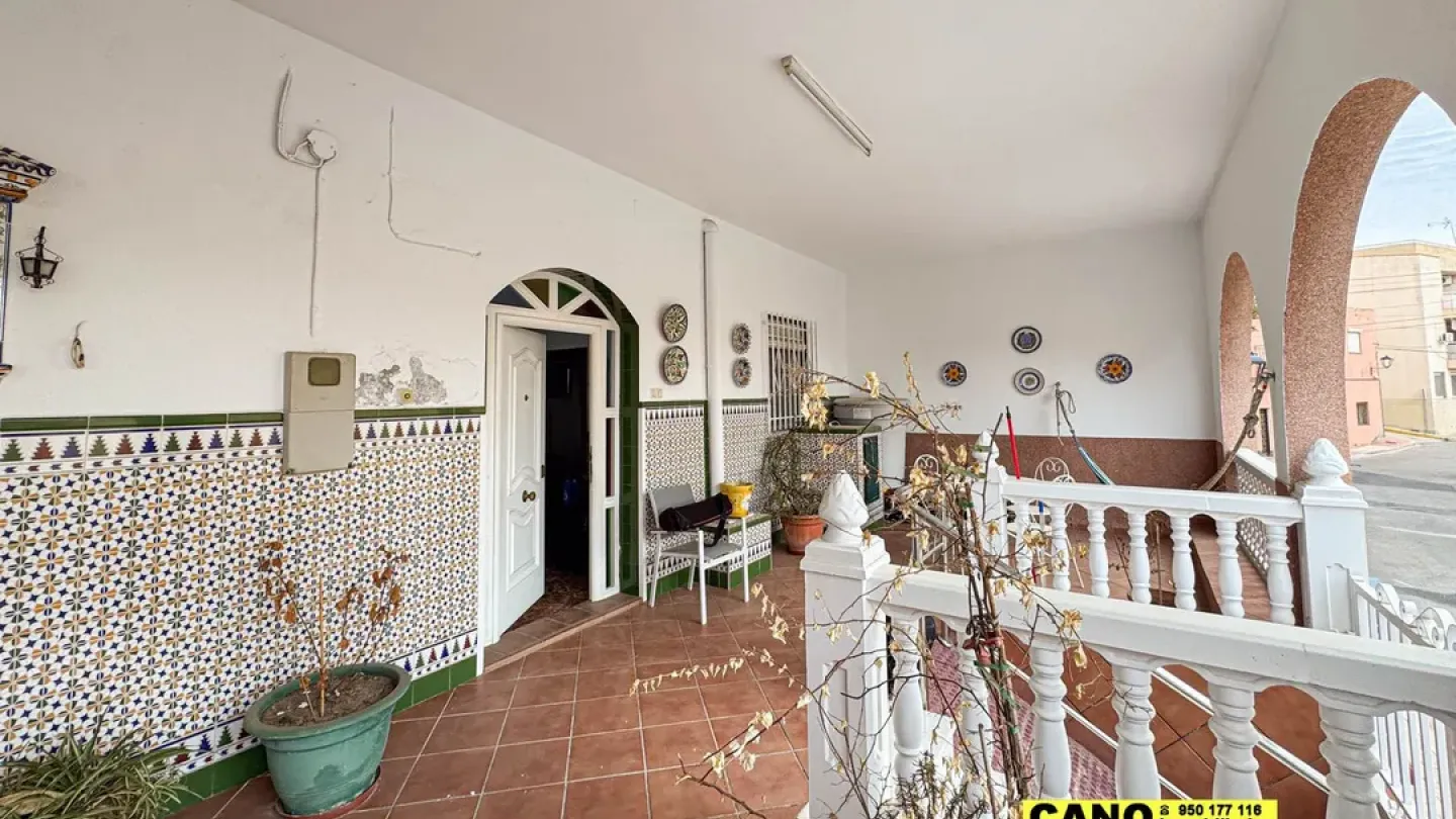 Spacious 4-Bedroom House in Viator with Porch and Garden for Sale - Image 5
