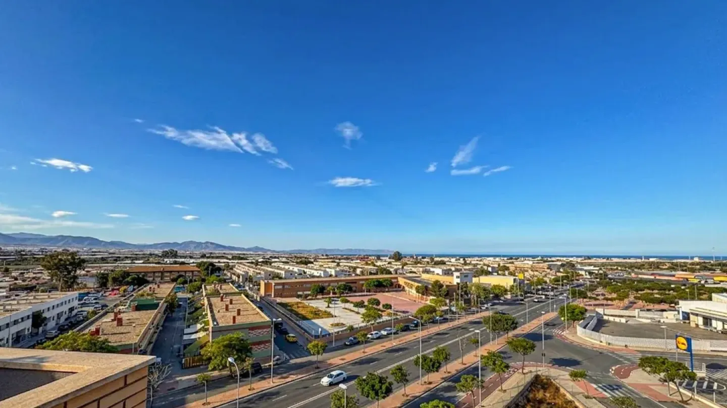 Spacious Almería Penthouse with Large Terrace & Ocean Views - Image 2