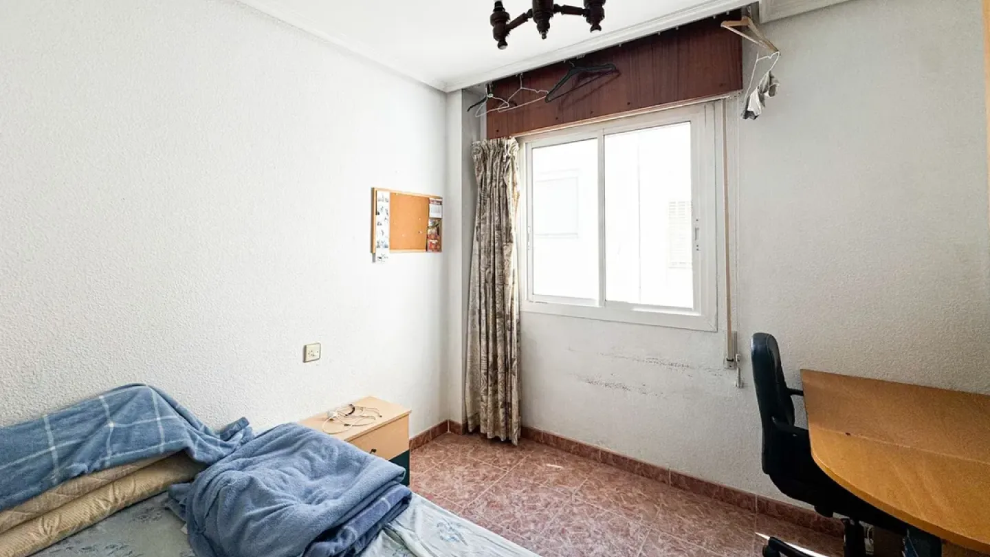 Spacious 4 Bedroom Apartment with Garage in Almería, Spain - Image 1
