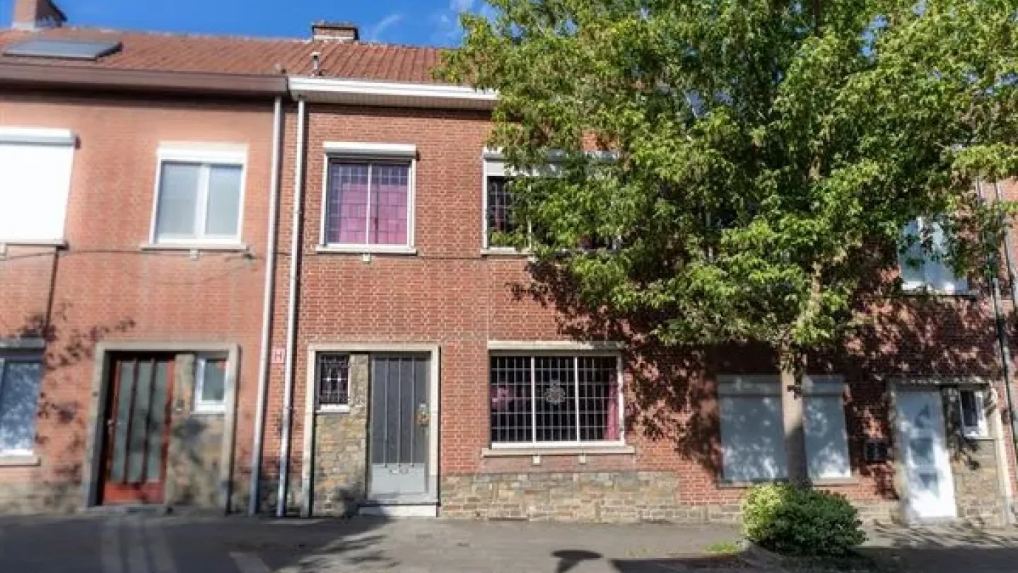 Renovate this Charming 3-Bedroom House with West Garden in Ukkel - Image 2