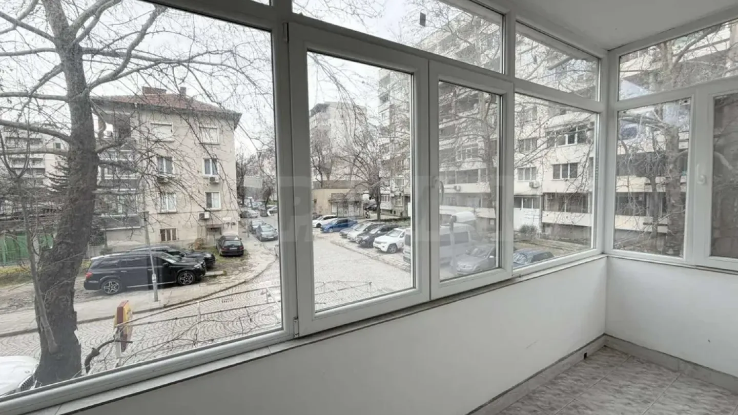 Spacious 3-Bedroom Apartment in Plovdiv's Kurchuk Paris - Image 2