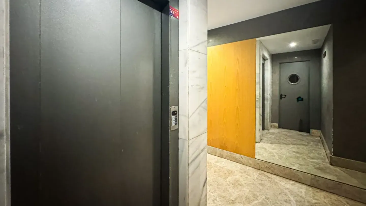 Spacious 2-Bedroom Apartment with Elevator in Almería, Spain - Image 4