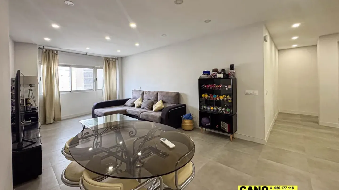Spacious, Renovated Apartment with Stunning Sea Views in Almería - Image 4