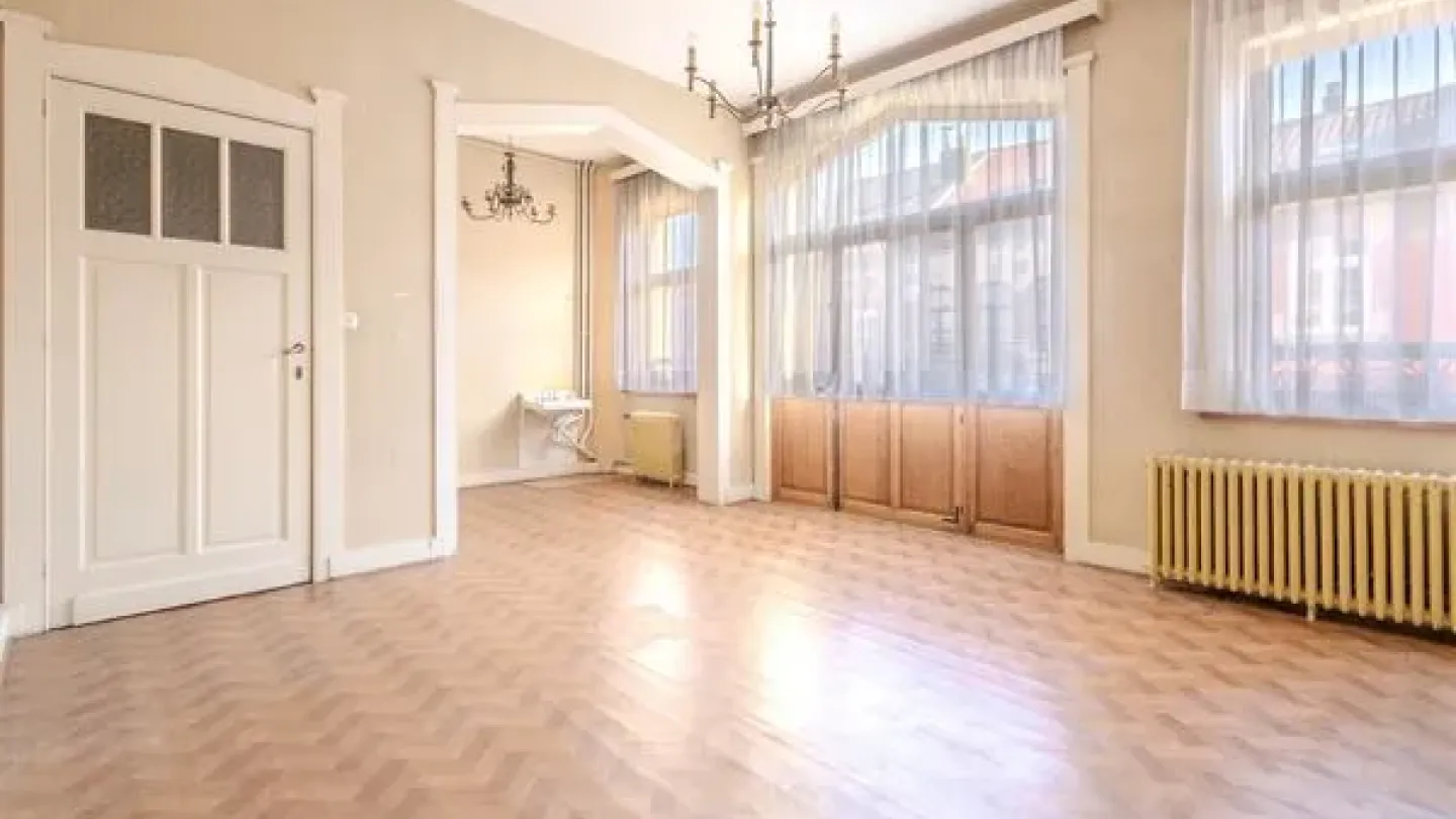 Elegant 1920s Mansion with Six Bedrooms in Etterbeek, Brussels - Image 4
