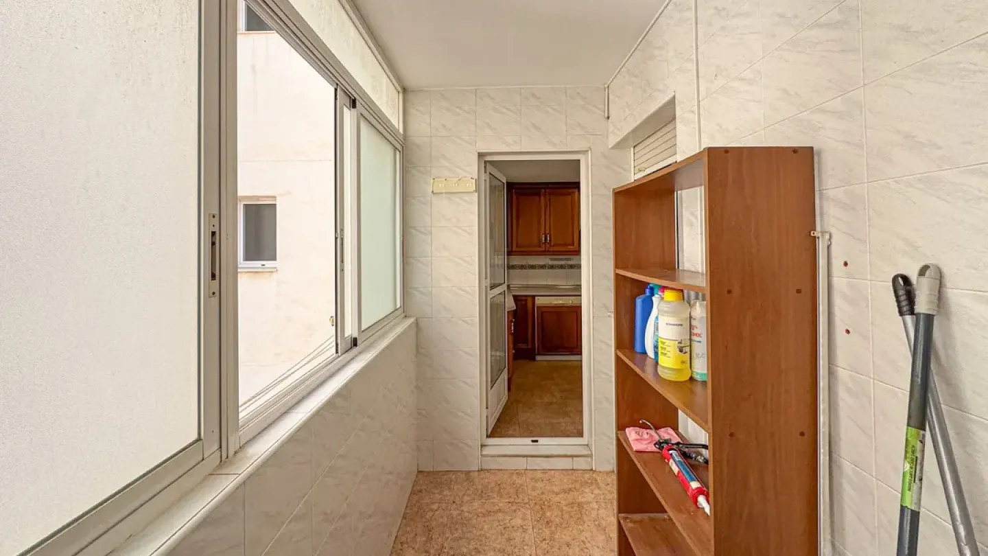 Spacious 3-Bedroom Apartment in Almería Capital with South-East Exposure - Image 4