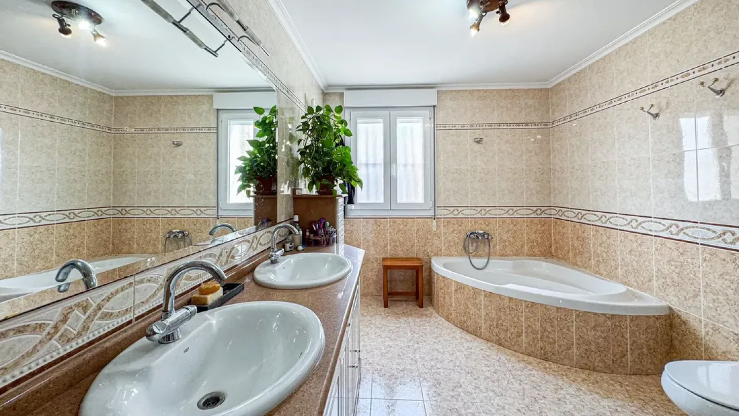 Spacious 4 Bedroom Chalet with Land in Tranquil Berja, Spain - Image 3