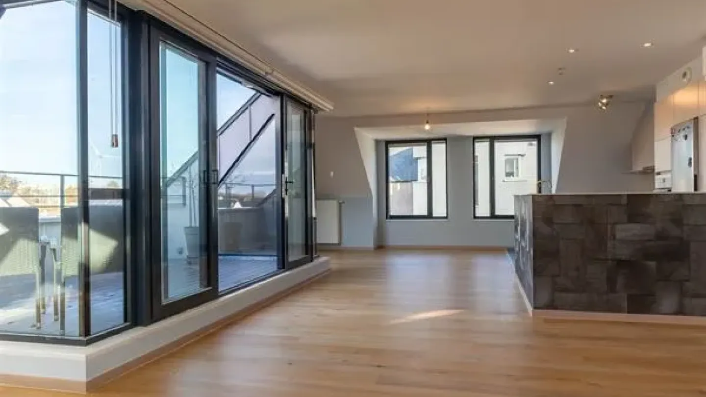Spectacular High-End Penthouse with Terrace and Two Parking Spaces - Image 4