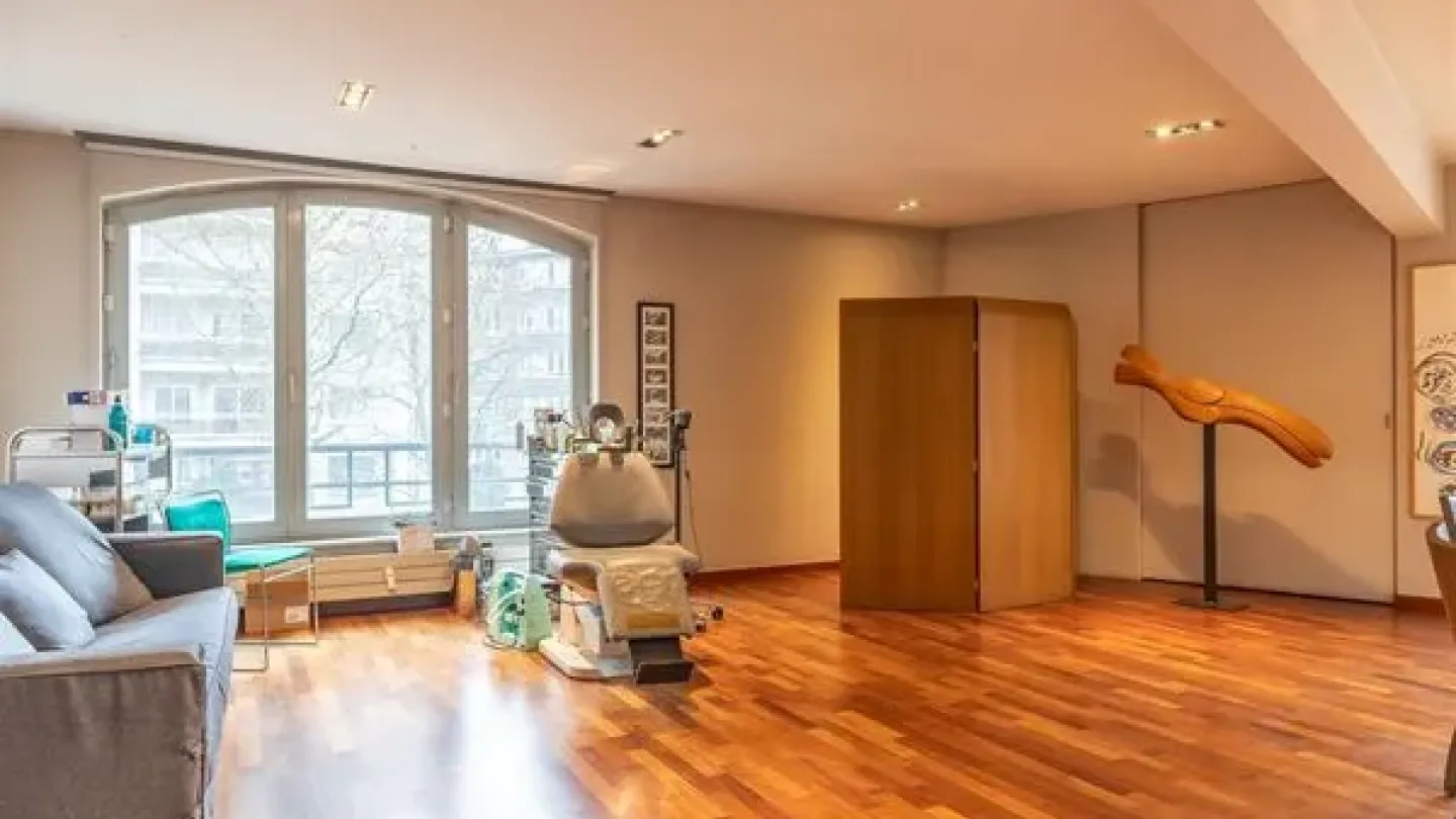 Spacious 3-Bedroom Apartment with Parking in Winston Churchill, Ukkel - Image 1