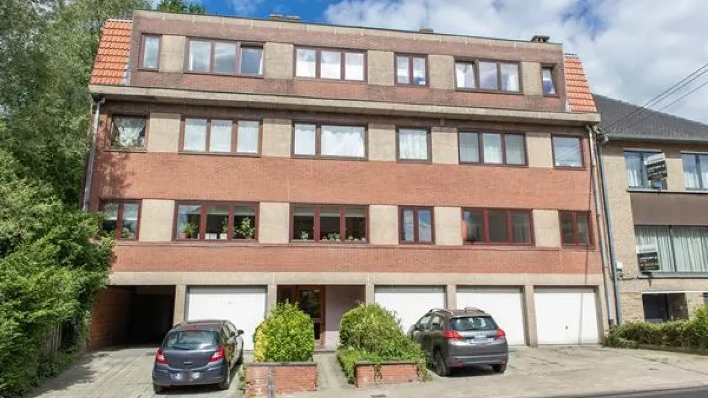 Bright Duplex Penthouse with Terrace in Green Ukkel, 3 Bedrooms - Image 1