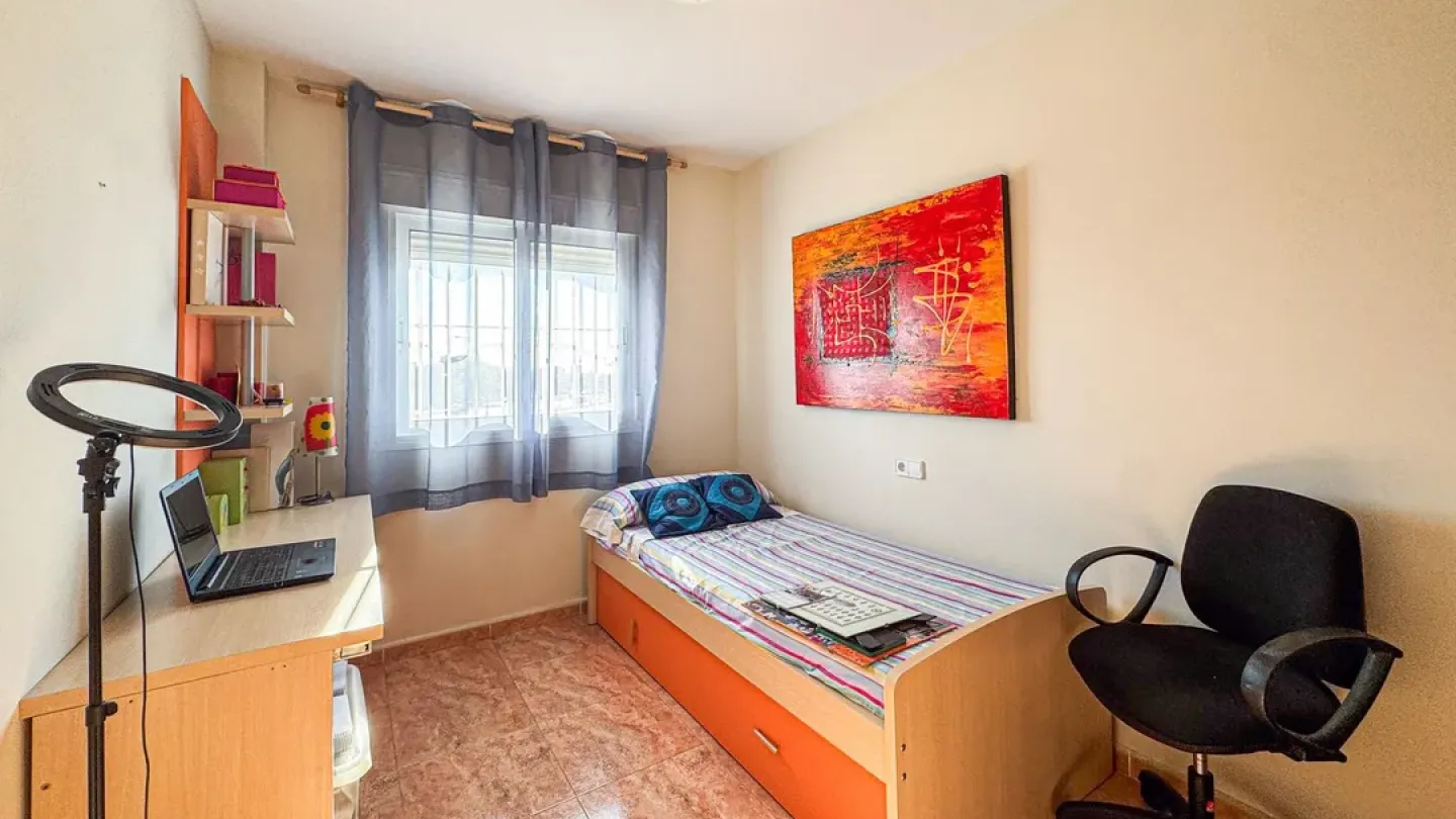 Spacious 3-Bedroom Apartment in Almería with Terrace & Garage - Image 4