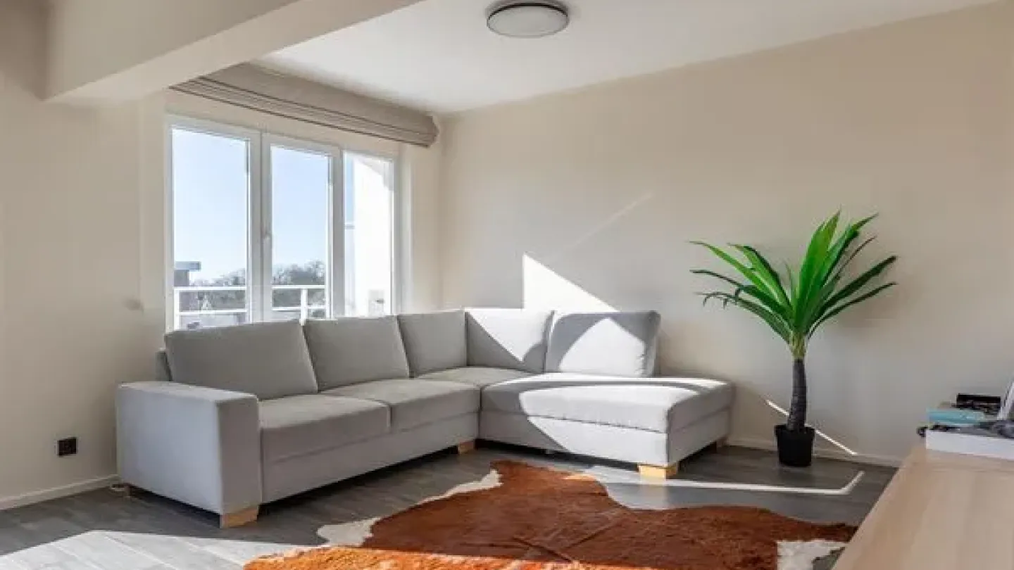 Bright 3-Bedroom Penthouse with Terraces & Parking in Ukkel - Image 4