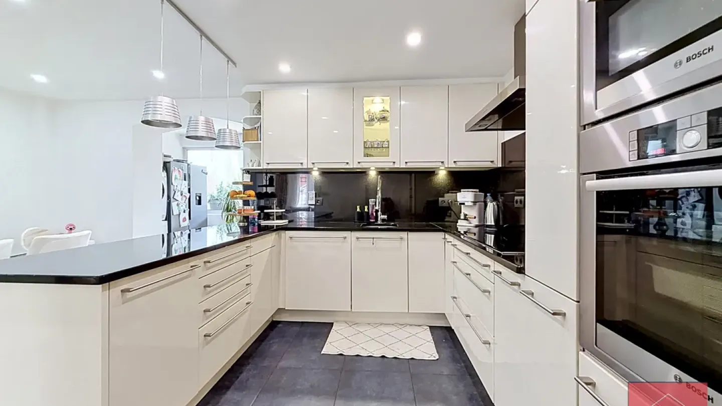 Charming Family Home in Jette: 4 Bedrooms, 2 Bathrooms - Image 1
