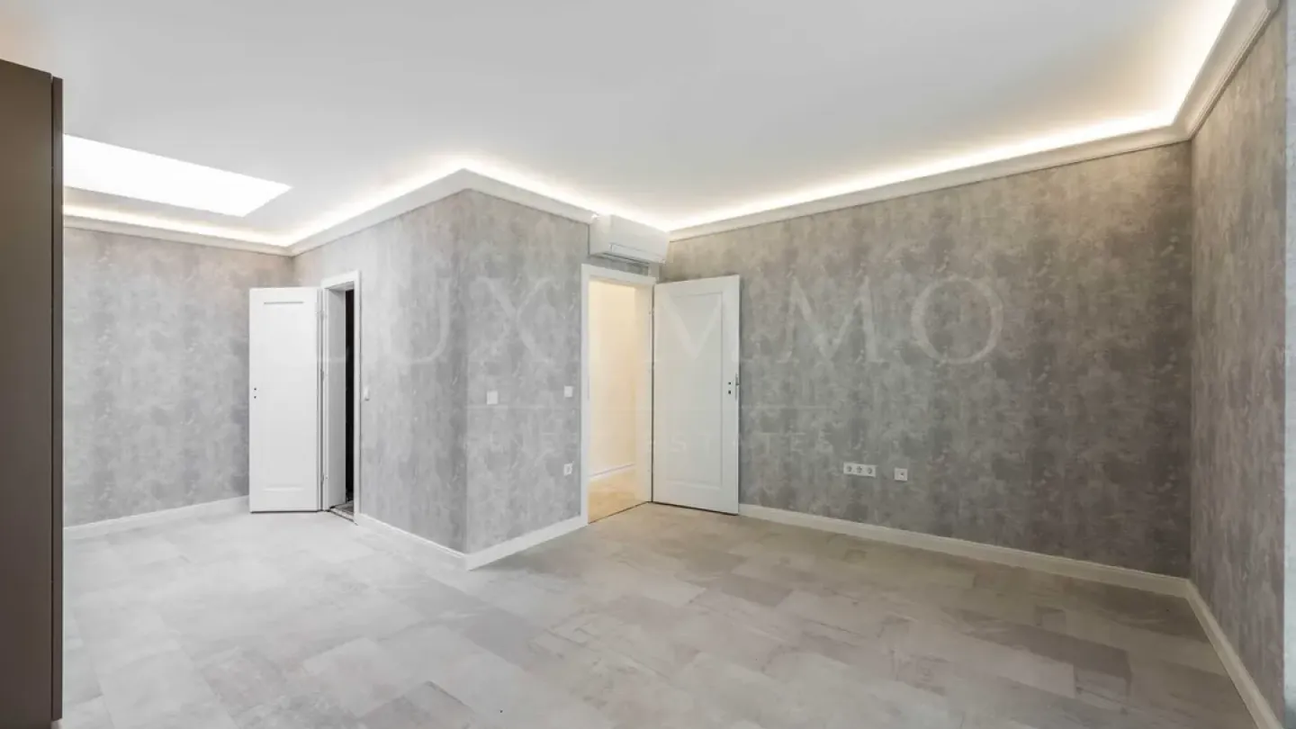 Spacious 4-Bed Apartment in Varna's "Chaika" District - Image 1