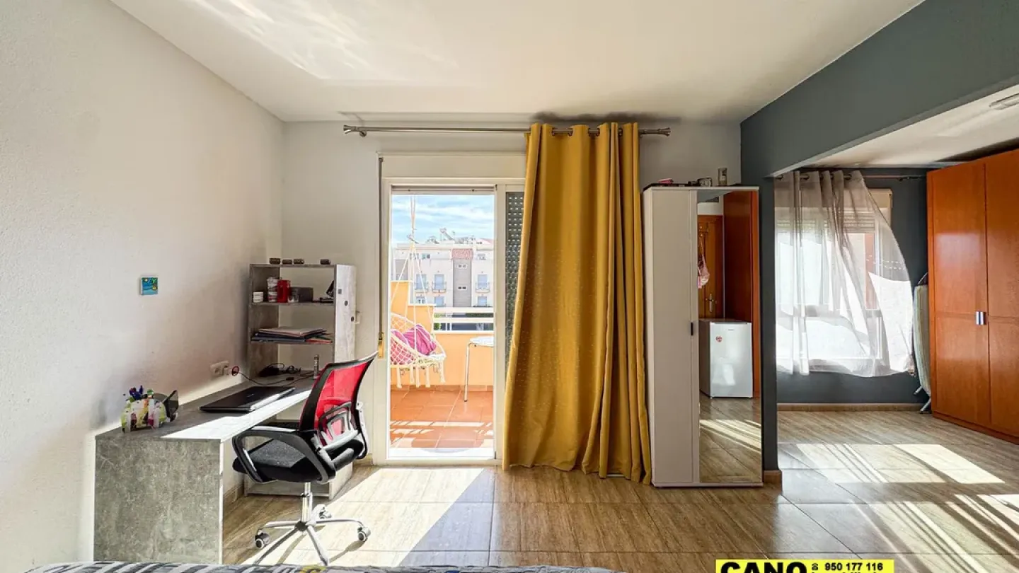 Spacious 4-Bedroom Triplex Apartment in El Ejido, Spain - Image 2