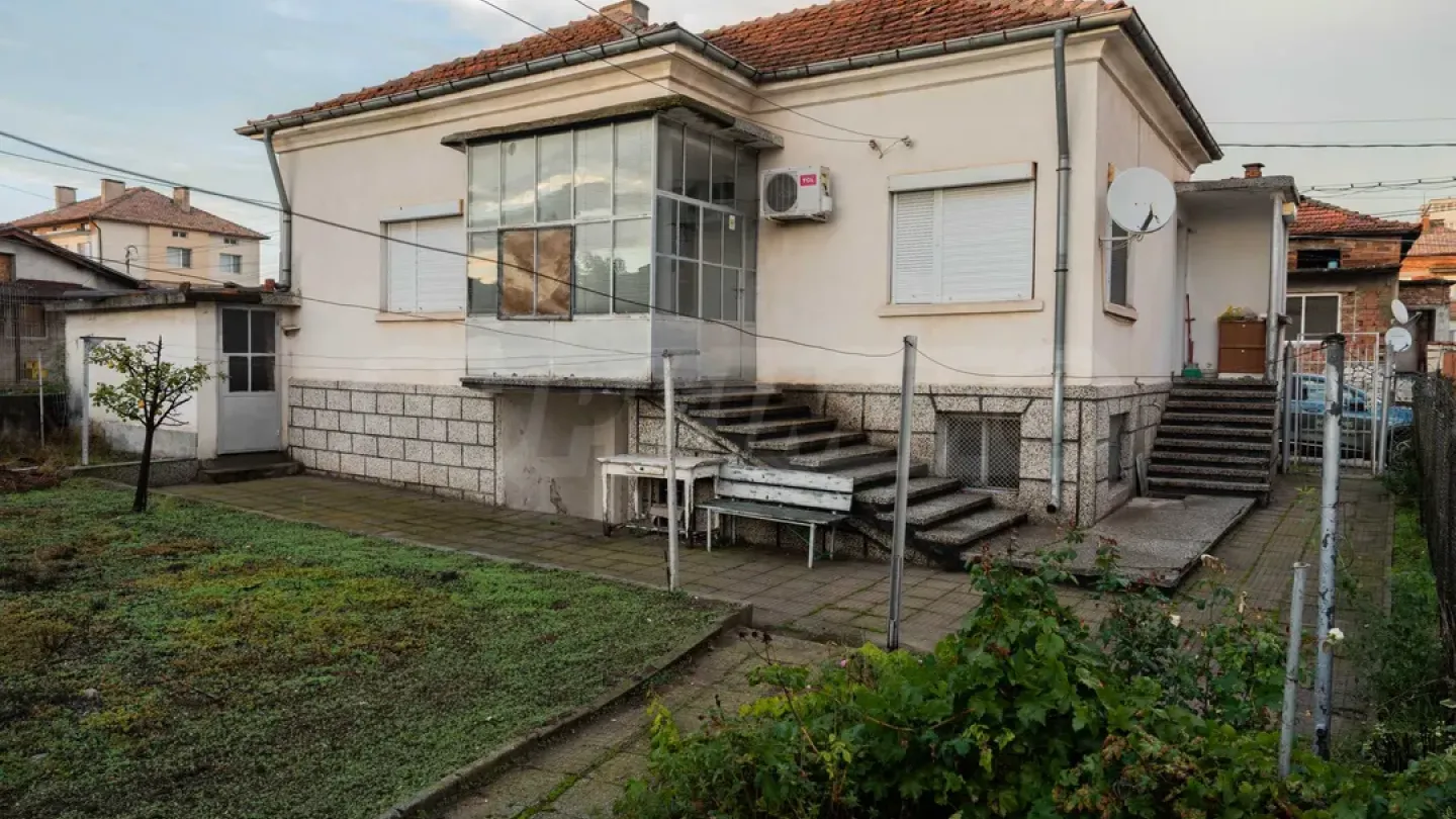 Spacious House with Extra Level & Garden in Bulgaria - Image 4