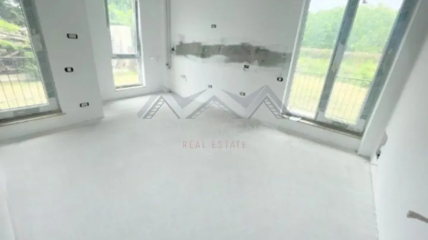Spacious 2-Bedroom Apartment with Private Courtyard in Otopeni - Image 5